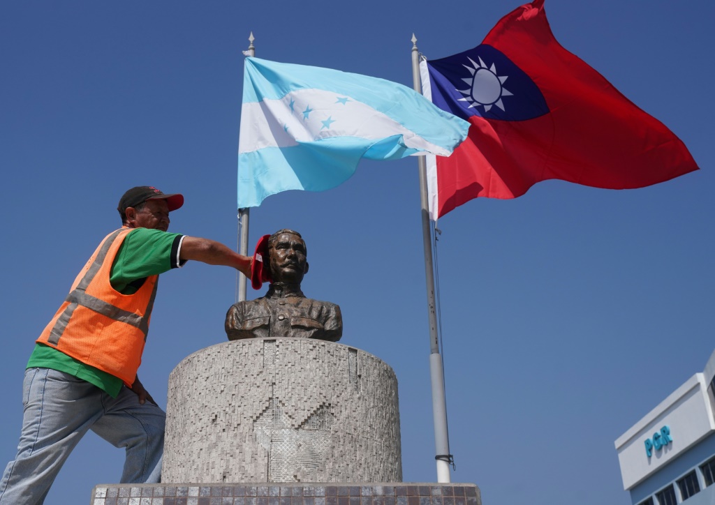عامل ينظّف تمثالاً نصفياً لسون يات سين، الأب الروحي لجمهورية الصين (اسم تايوان الرسمي)، في ساحة جمهورية الصين في تيغوسيغالبا في 15 آذار/مارس 2023 (ا ف ب)