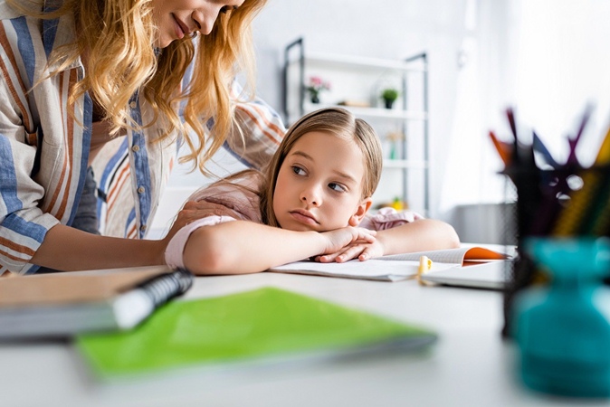  نصائح للتعامل مع طفلك عندما يحصل على درجات سيئة في المدرسة(نواعم)
