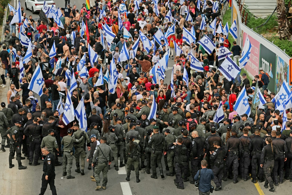    اشتباكات بين متظاهرين والشرطة الإسرائيلية خلال تظاهرة شارك فيها عشرات الآلاف في تل أبيب في 23 آذار/مارس 2023 ضد الإصلاح القضائي الذي تناقشه الحكومة (أ ف ب)