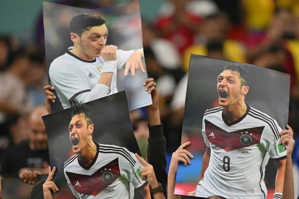 قاد لاعب الوسط المهاجم مسعود أوزيل ألمانيا للفوز بكأس العالم 2014 خلال مسيرته اللامعة (ا ف ب)