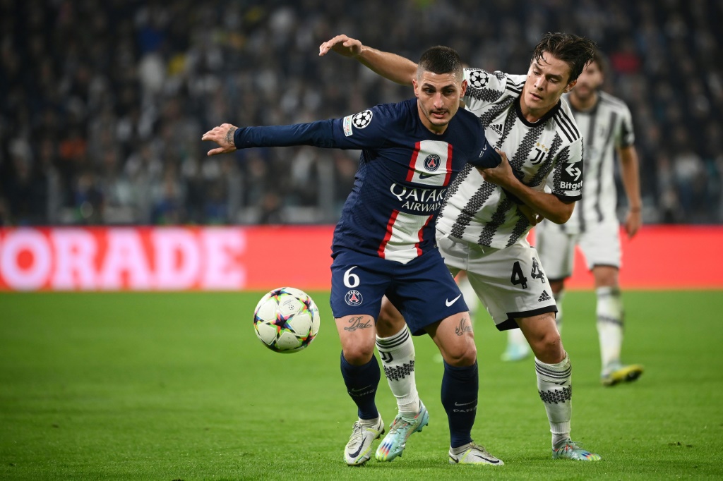 لاعب الوسط الإيطالي في باريس سان جرمان الفرنسي ماركو فيراتي خلال المباراة امام يوفنتوس الإيطالي في دوري ابطال اوروبا لكرة القدم. تورينو في 2 تشرين الثاني/نوفمبر 2022 (ا ف ب)