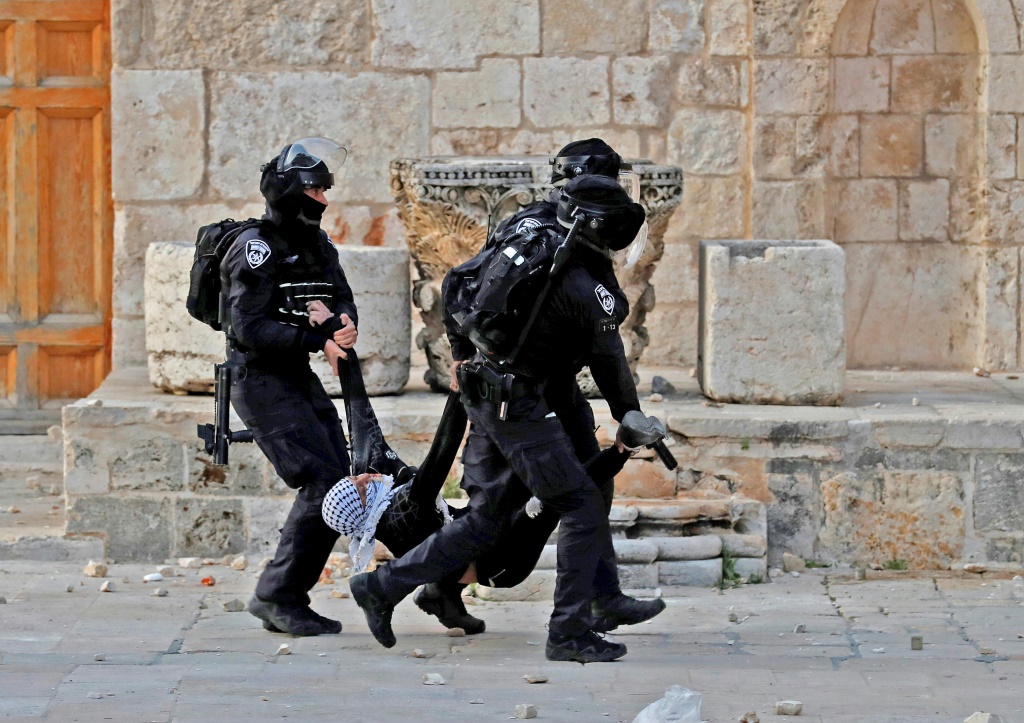 جنود الاحتلال الاسرائيلي تعتقل شاب في الضفة الغربية (ا ف ب)