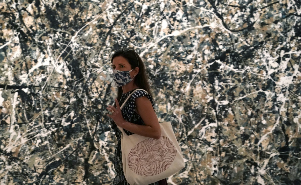 امرأة تمر بجانب عمل فني للرسام جاكسون بولوك في متحف "موما" في نيويورك في 27 آب/أغسطس 2020 (ا ف ب)