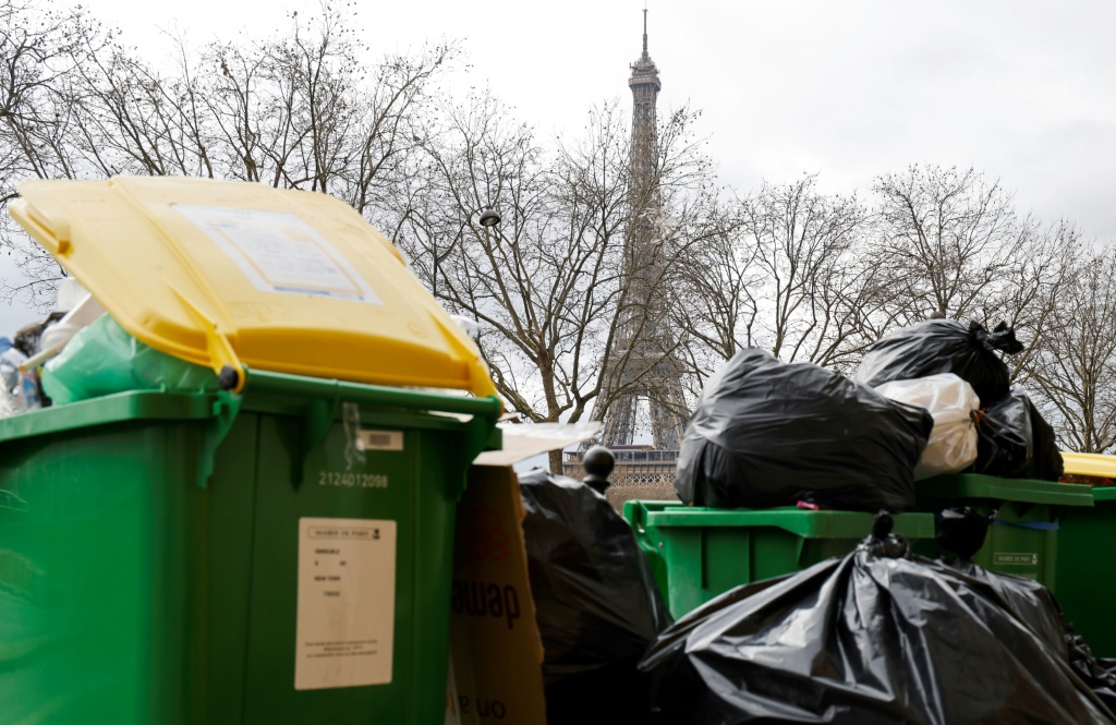 نفايات متكدسة بسبب إضراب عمال النظافة على مقربة من برج إيفل في باريس في 21 آذار/مارس 2023 (ا ف ب)