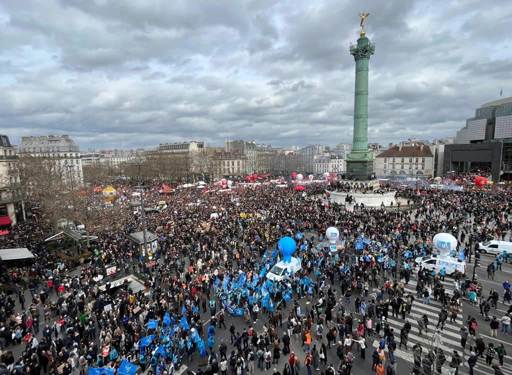 تظاهرة في ساحة الباستيل احتجاجا على إصلاح نظام التقاعد في باريس في 23 آذار/مارس 2023 (ا ف ب)