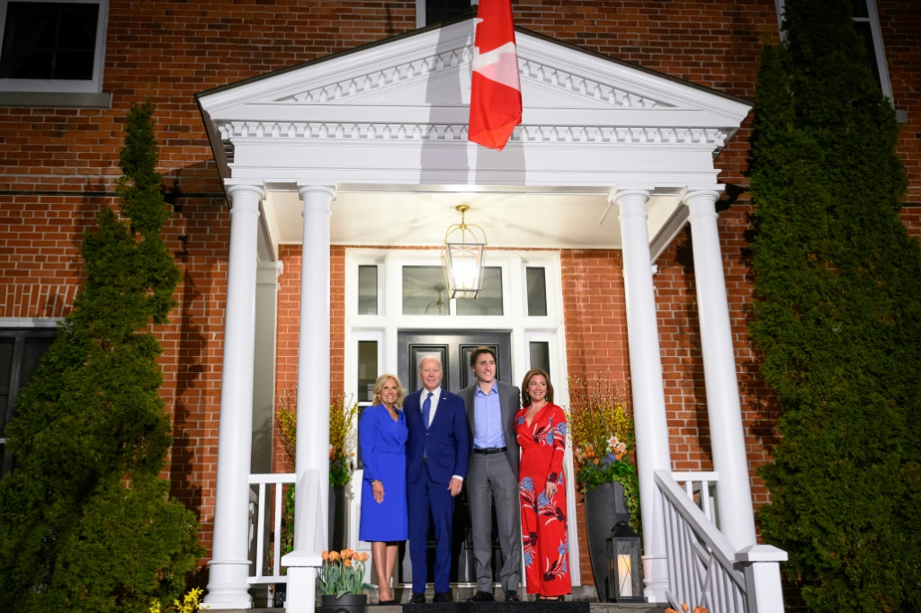 رئيس الوزراء الكندي جاستن ترودو وزوجته صوفي يستقبلان الرئيس الأميركي جو بايدن وزوجته جيل في اوتاوا في 23 آذار/مارس 2023 (ا ف ب)