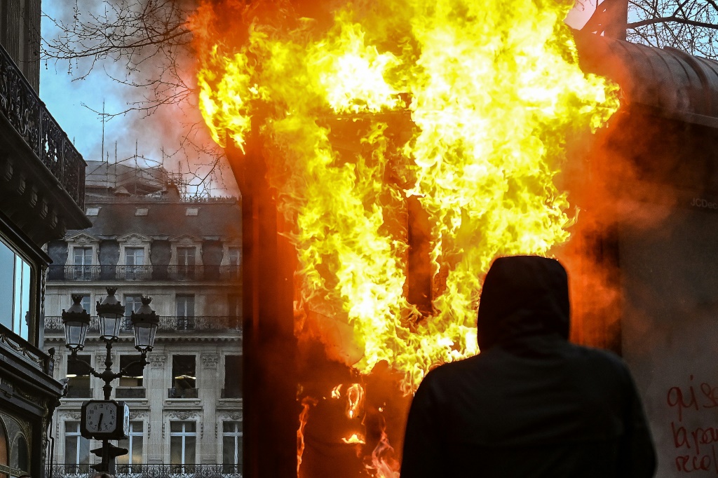     ظهرت صور العنف في فرنسا على الصفحات الأولى في العديد من البلدان (أ ف ب)