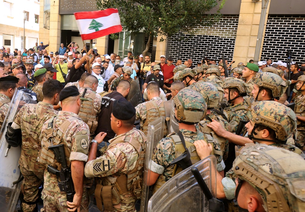 وصلت تعزيزات أمنية أخرى إلى عدد من المصارف في منطقة الحمرا غربي بيروت (أ ف ب)