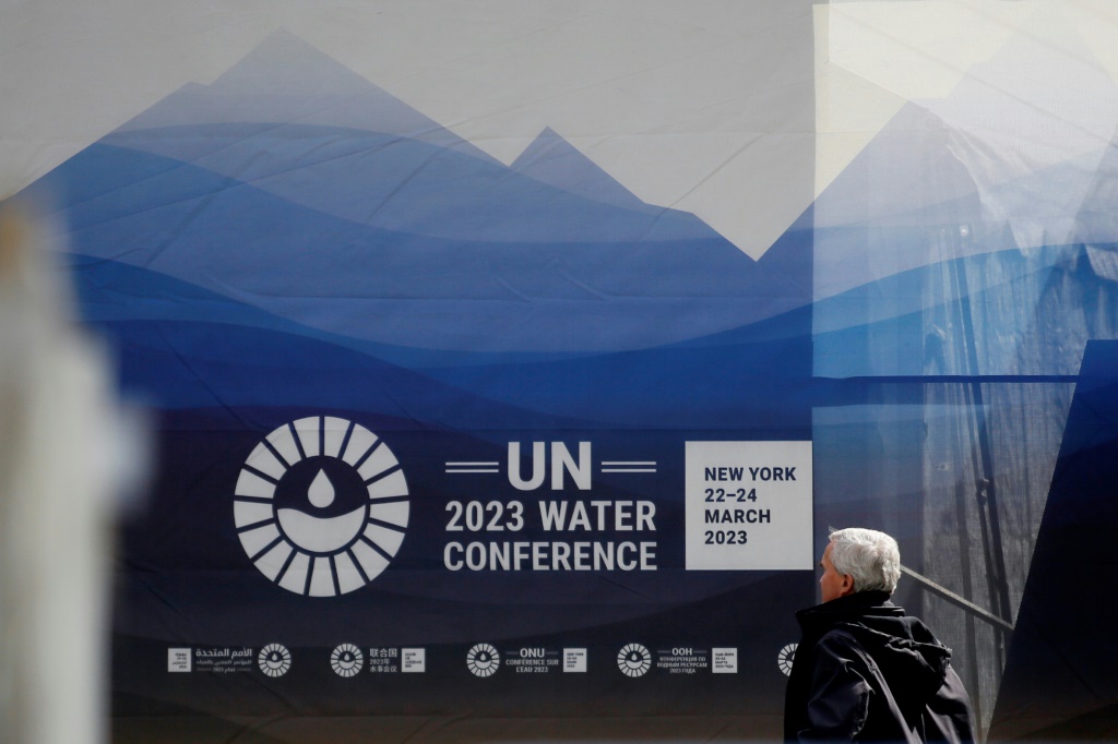 رجل داخل مقر الأمم المتحدة قبيل افتتاح مؤتمر الأمم المتحدة للمياه في 22 آذار/مارس 2023 في نيويورك (ا ف ب)