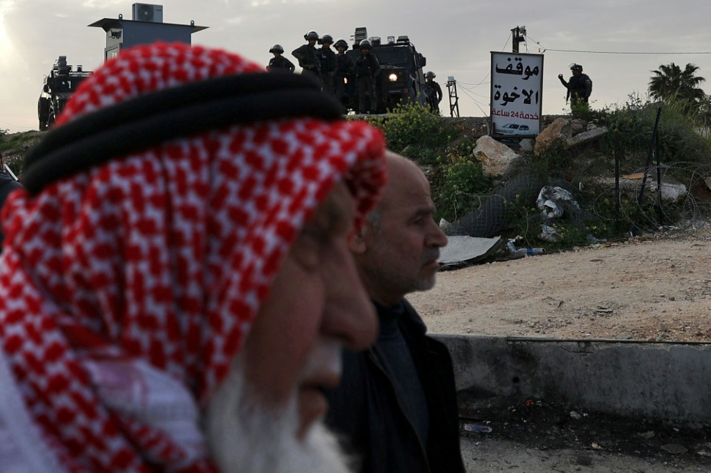 فلسطينيون متوجهون إلى المسجد الأقصى بالقدس لحضور صلاة الجمعة الأولى من شهر رمضان يصلون لعبور حاجز قلنديا العسكري الذي تسيطر عليه إسرائيل، في 24 آذار/مارس 2023 في الضفة الغربية المحتلة (ا ف ب)