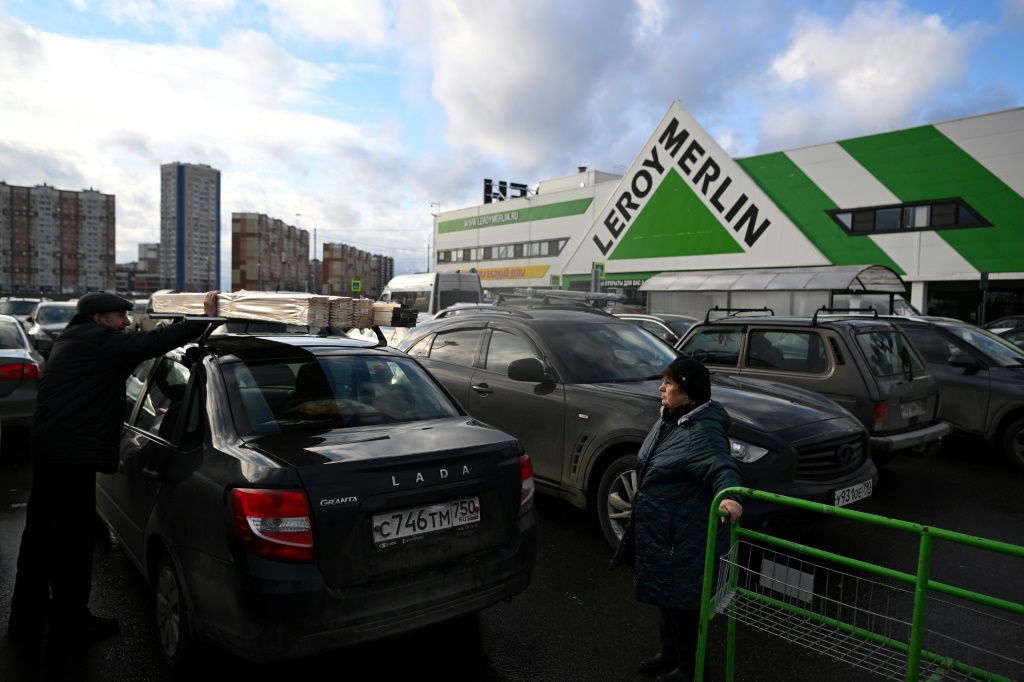صورة تظهر متجرا لشركة لوروا ميرلان الفرنسية في منطقة موسكو في 24 آذار/مارس 2023 (ا ف ب)