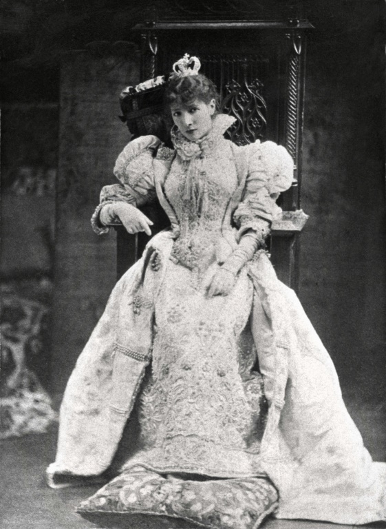 صورة أرشيفية التقطت في 2 كانون الثاني/يناير 1878 للممثلة المسرحية الفرنسية سارة برنار خلال مشاركتها في عمل من تاليف فيكتو هوغو في مسرح "كوميدي فرانسيز" (ا ف ب)
