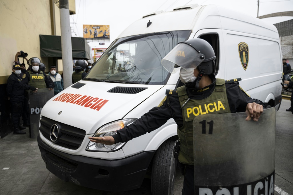 عناصر في شرطة البيرو في 31 آب/أغسطس 2022 أمام سجن سانتا مونيكا في ليما (ا ف ب)