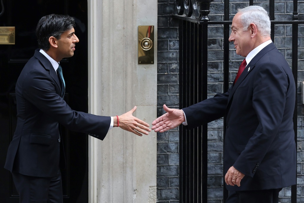لقاء رئيس الوزراء البريطاني ريشي سوناك (يسار)، مع نظيره الإسرائيلي بنيامين نتنياهو (يمين) (ا ف ب)