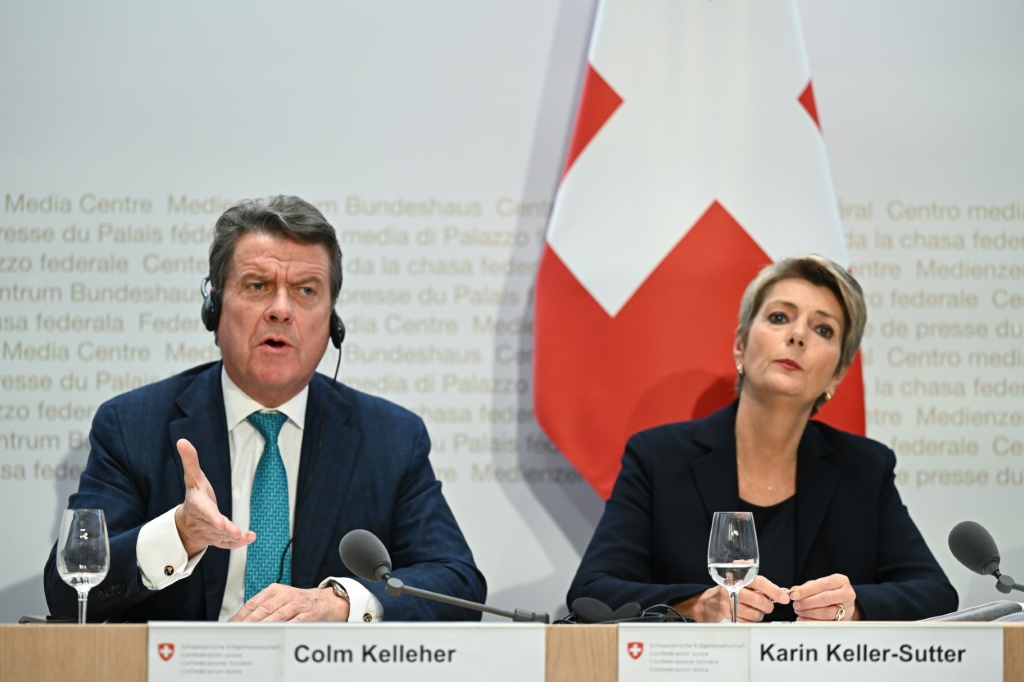 رئيس مجلس إدارة بنك يو بي إس كولم كيليهر مع وزيرة المالية السويسرية كارين كيلر سوتر خلال مؤتمر صحافي في برن بتاريخ 19 آذار/مارس 2023 (أ ف ب)