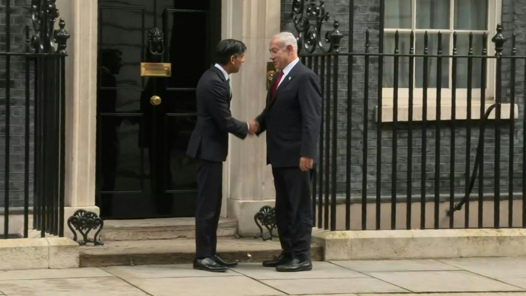  التقى بنيامين نتنياهو (يمين) بنظيره البريطاني ، رئيس الوزراء ريشي سوناك (يسار) (ا ف ب)
