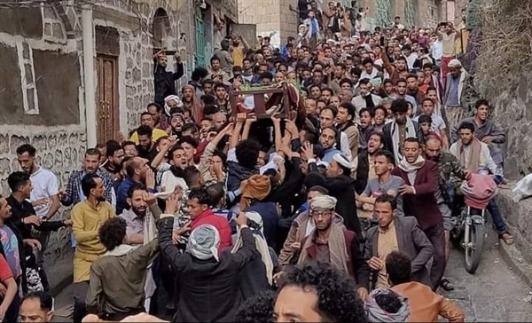 لم يكتفوا بقتله : الحوثيون يلاحقون ويعتقلون مشاركين في جنازة ناشط قُتل في إب