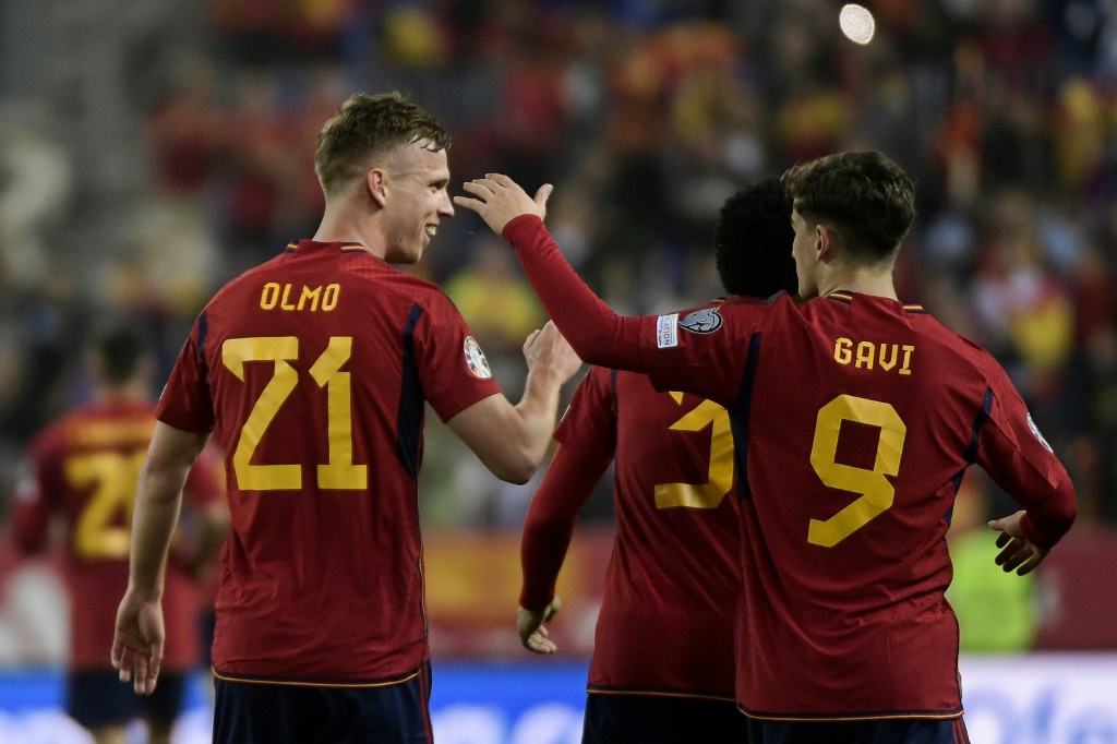مهاجم إسبانيا داني أولمو (إلى اليسار) وزميله غافي بعد تسجيله هدف السبق في مرمى النروج ضمن تصفيات كأس أوروبا 2024 في المجموعة الأولى في ملقة في 25 آذار/مارس 2023 (ا ف ب)