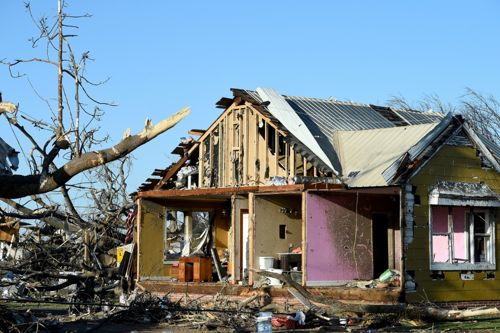 منزل ترعض لاضرار جسيمة جراء مرور زوبعة في 25 آذار/مارس 2023 في رولينغ فورك في ولاية ميسيسيبي الأميركية (ا ف ب)