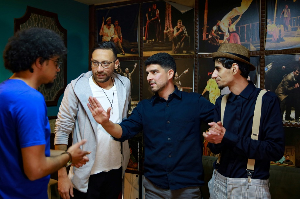يزن أبو الروس (الثاني من اليسار)، أحد مؤسسي نادي عمّان للكوميديا، يتحدث مع فنانين كوميديين في مسرح الشمس في العاصمة الأردنية في 11 آذار/مارس 2023 (ا ف ب)