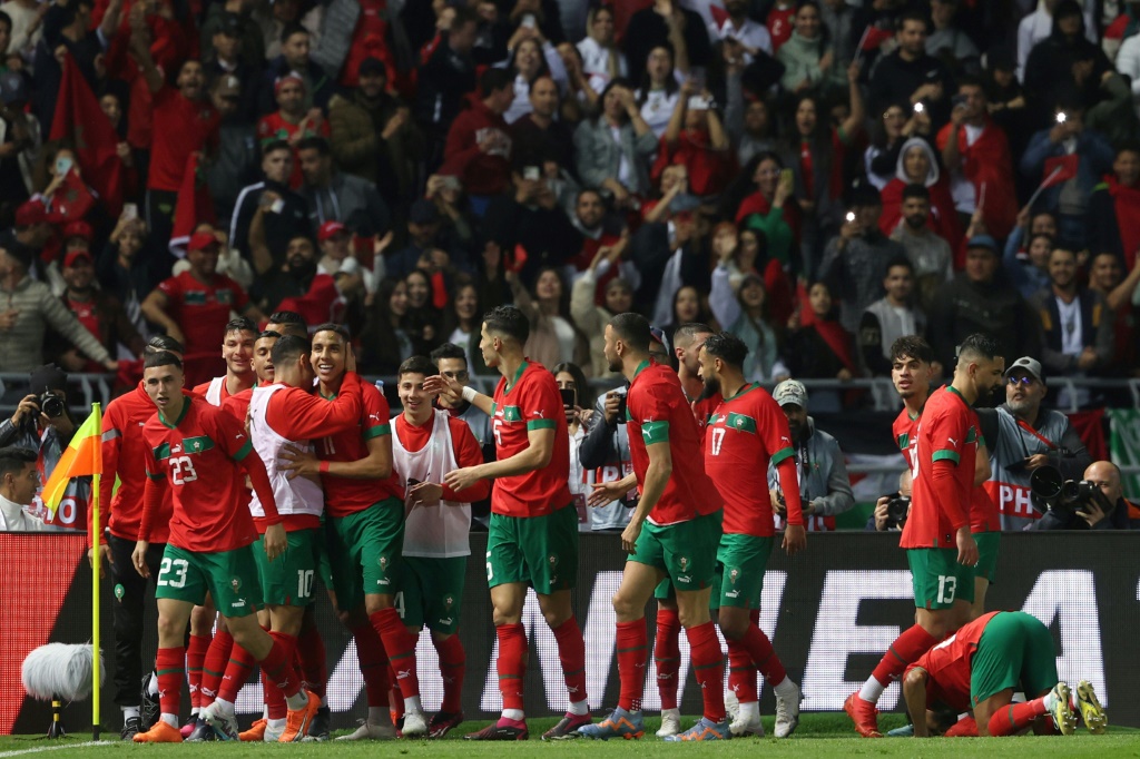 لاعبو المنتخب المغربي يحتفلون بهدف الفوز في مرمى البرازيل (2-1) في مباراة دولية ودية في طنجة في 25 آذار/مارس 2023 (ا ف ب)