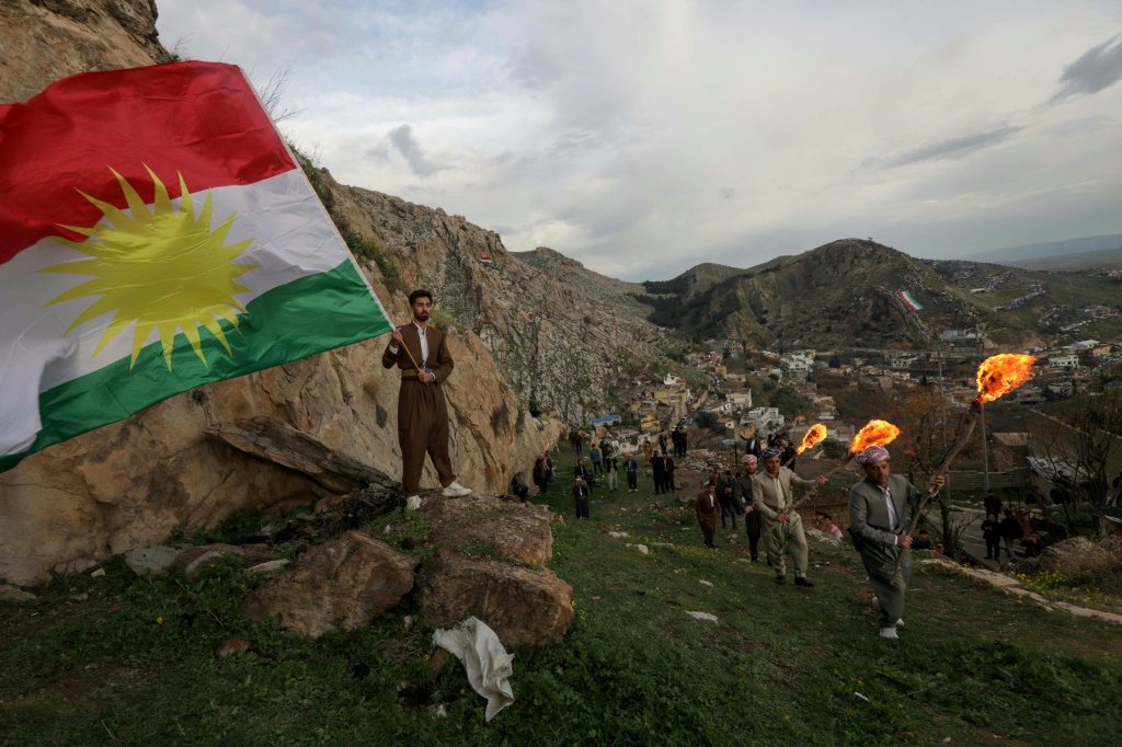     أكراد عراقيون يحتفلون بعيد النوروز في عقرة في شمال البلاد بتاريخ 20 آذار/مارس 2023 (ا ف ب)