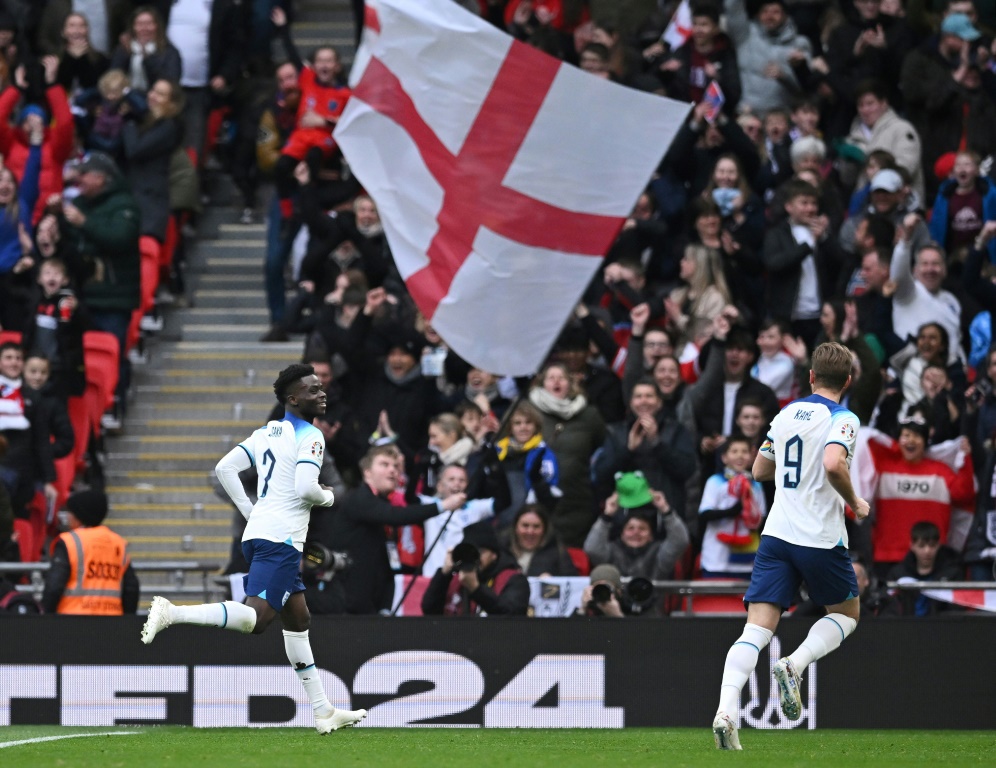 بوكايو ساكا يحتفل بهدفه مع إنكلترا ضد أوكرانيا ضمن تصفيات كأس أوروبا 2024 لكرة القدم على ملعب ويمبلي في لندن في 26 آذار/مارس 2023 (ا ف ب)
