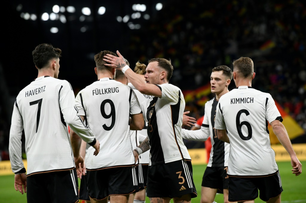 لاعبو المانيا يحتفلون بالهدف الثاني لنيكو فيولكروغ (الثاني من اليسار) في مرمى البيرو خلال لقاء ودي في كرة القدم. ماينتس، جنوب ألمانيا، في 25 اذار/مارس 2023 (ا ف ب)