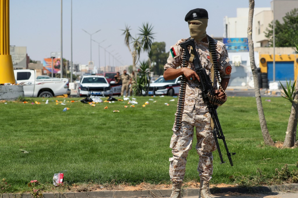 اندلعت اشتباكات مفاجئة بين الميليشيات المسلحة المحسوبة على حكومة الدبيبة، في ضاحية تاجوراء شرق العاصمة طرابلس (أ ف ب)