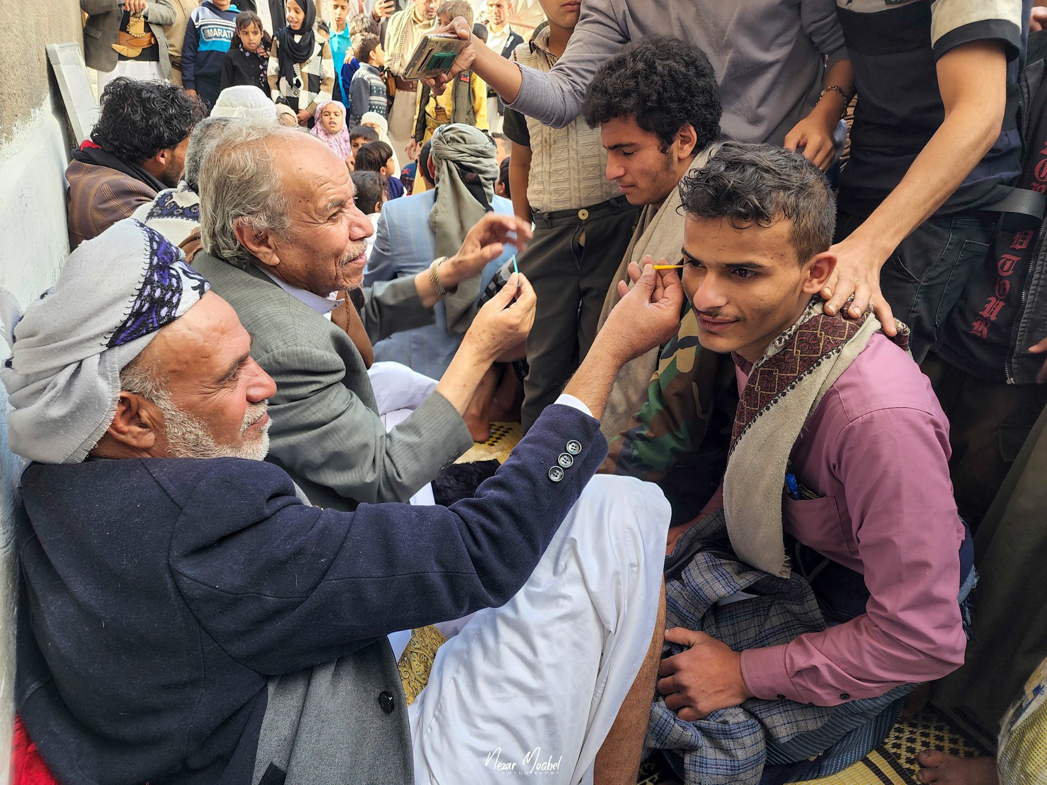 لحظة اصطفاف الكثير لتحكيل عيونهم في صنعاء (تويتر)