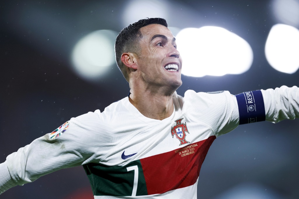 نجم البرتغال كريستيانو رونالدو محتفلا بتسجيله الهدف الرابع لمنتخبه في مباراته ضد لوكسمبورغ ضمن تصفيات كأس اوروبا 2024. 26 اذار/مارس 2023 (ا ف ب)