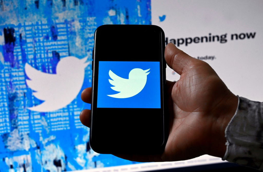 شعار تويتر على أجهزة إلكترونية في واشنطن في 26 نيسان/ابريل 2022 (ا ف ب)