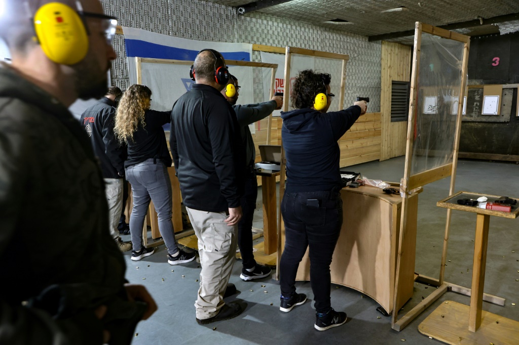مدرّب على استخدام أسلحة فردية في حلبة رماية في مستوطنة في الضفة الغربية المحتلة في 12 شباط/فبراير 2023 (ا ف ب)