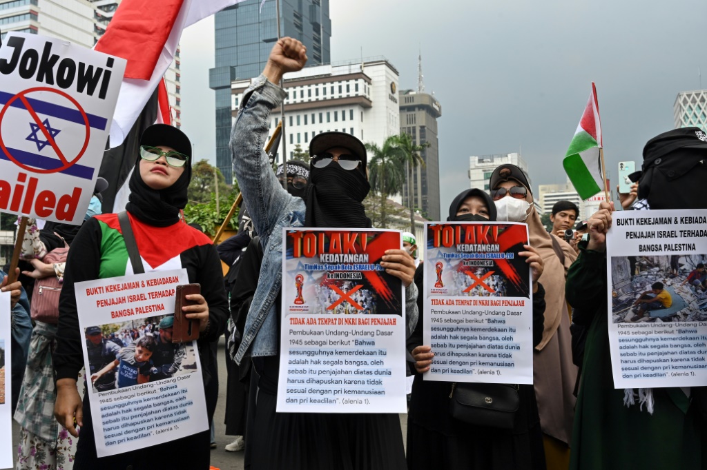 طالب متظاهرون في جاكرتا في آذار/مارس بحظر مشاركة اسرائيل في مونديال تحت 20 سنة (ا ف ب)