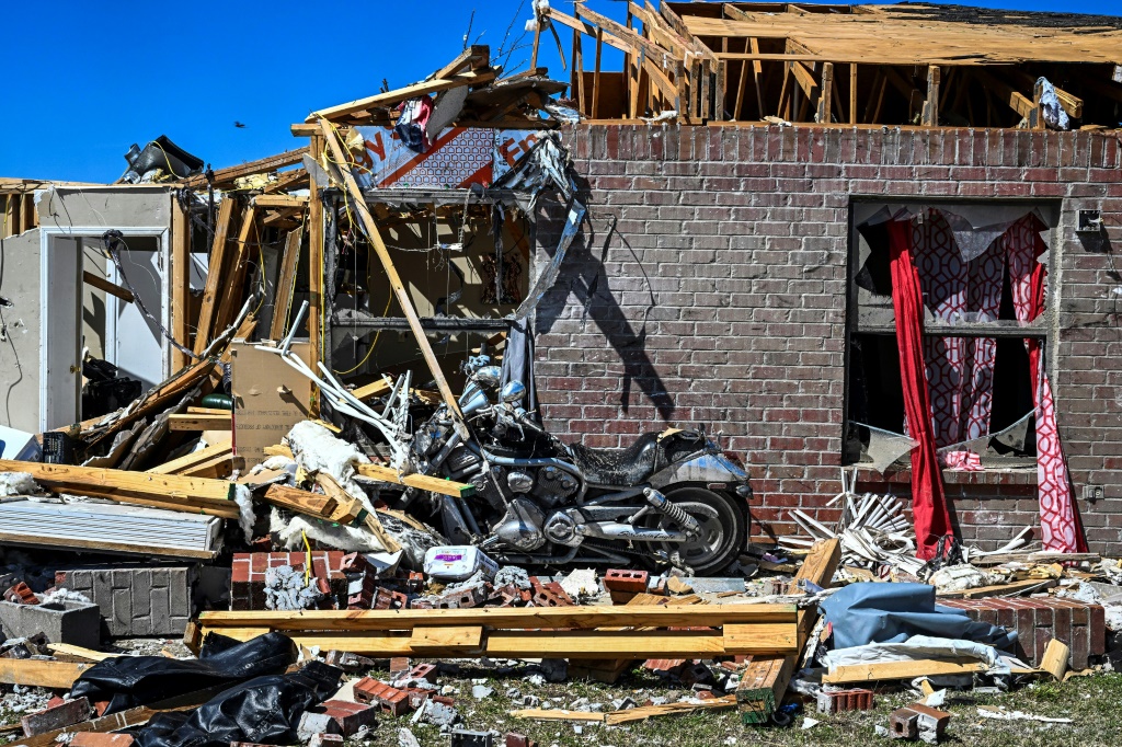 منزل متضرر في رولينغ فورك في ولاية ميسيسيبي بعد زوابع ضربت الولاية في 26 آذار/مارس 2023 (ا ف ب)