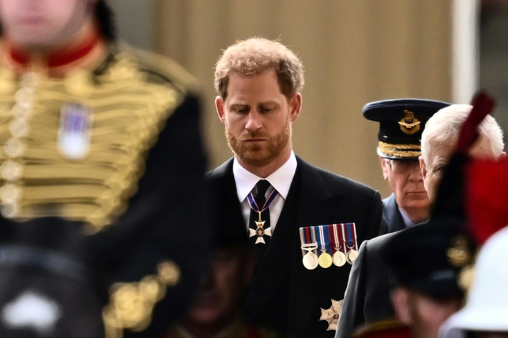 الأمير هاري يسير خلف نعش جدته الملكة إليزابيث الثانية خلال مسيرة من قصر باكينغهام إلى قصر ويستمنستر في لندن في 14 أيلول/سبتمبر 2022 (ا ف ب)