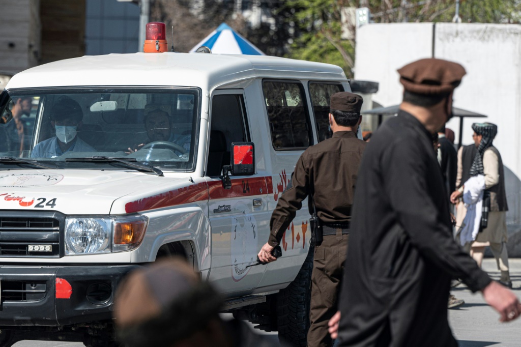    سيارة إسعاف تحمل ضحايا من مكان قريب من موقع هجوم انتحاري في كابول في 27 مارس 2023 (ا ف ب)