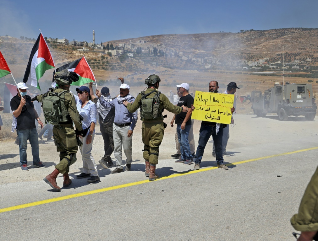 وأفادت الوكالة الفلسطينية، بأن "مستعربين (جنود متنكرون بزي مدني فلسطيني) سبقوا اقتحام الجيش الإسرائيلي للمخيم" (ا ف ب)