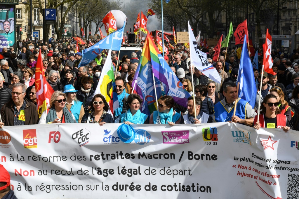 متظاهرون يحتجون على إصلاح النظام التقاعدي في مدينة بوردو في جنوب غرب فرنسا في 28 آذار/مارس 2023 (ا ف ب)