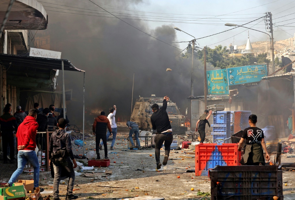 اشتباكات بين فلسطينيين وقوات الأمن الإسرائيلية خلال اشتباكات في البلدة القديمة في مدينة نابلس في شمال الضفة الغربية في 22 شباط/فبراير 2023 (ا ف ب)