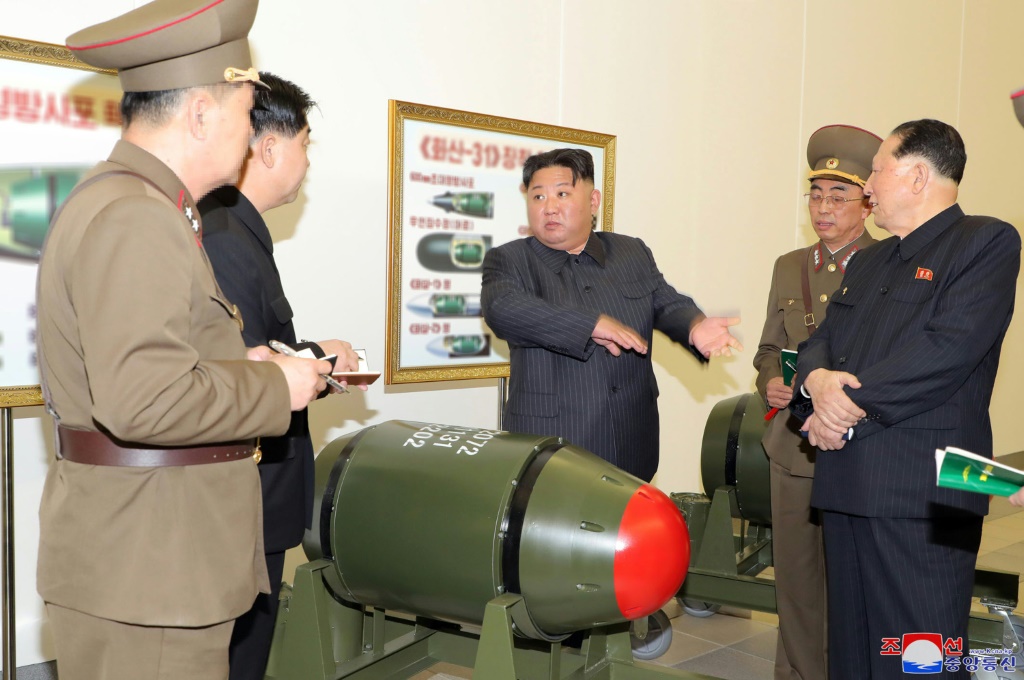 صورة التقطت في 27 آذار/مارس 2023 ووزعتها وكالة الأنباء الكورية الشمالية الرسمية في 28 منه للزعيم كيم جونغ أون خلال تفقده مشروعا لإنتاج الأسلحة النووية في موقع غير محدد في كوريا الشمالية (ا ف ب)
