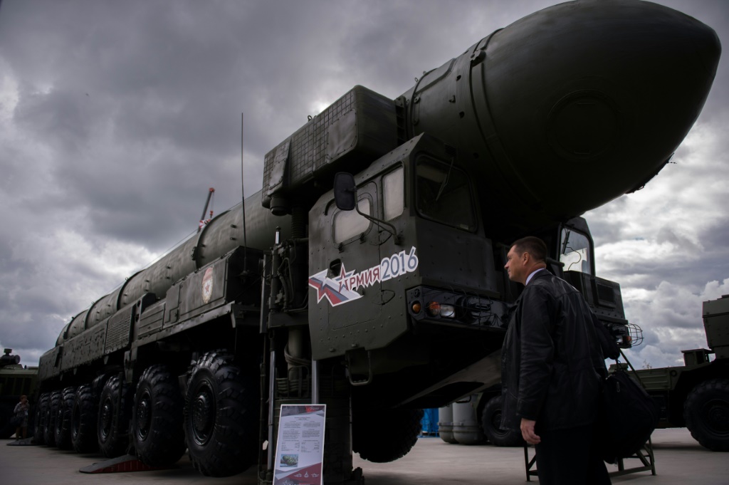 صاروخ توبول روسي في المعرض الدائم للصناعات الحربية في كوبينكا قرب موسكو (ا ف ب)