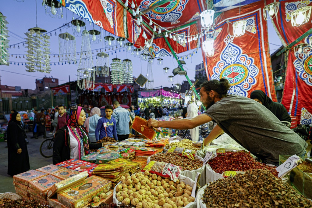 بائع تمر وفاكهة في سوق في حي السيدة زينب في القاهرة في 12 آذار/مارس 2023 قبل بدء شهر رمضان (ا ف ب)