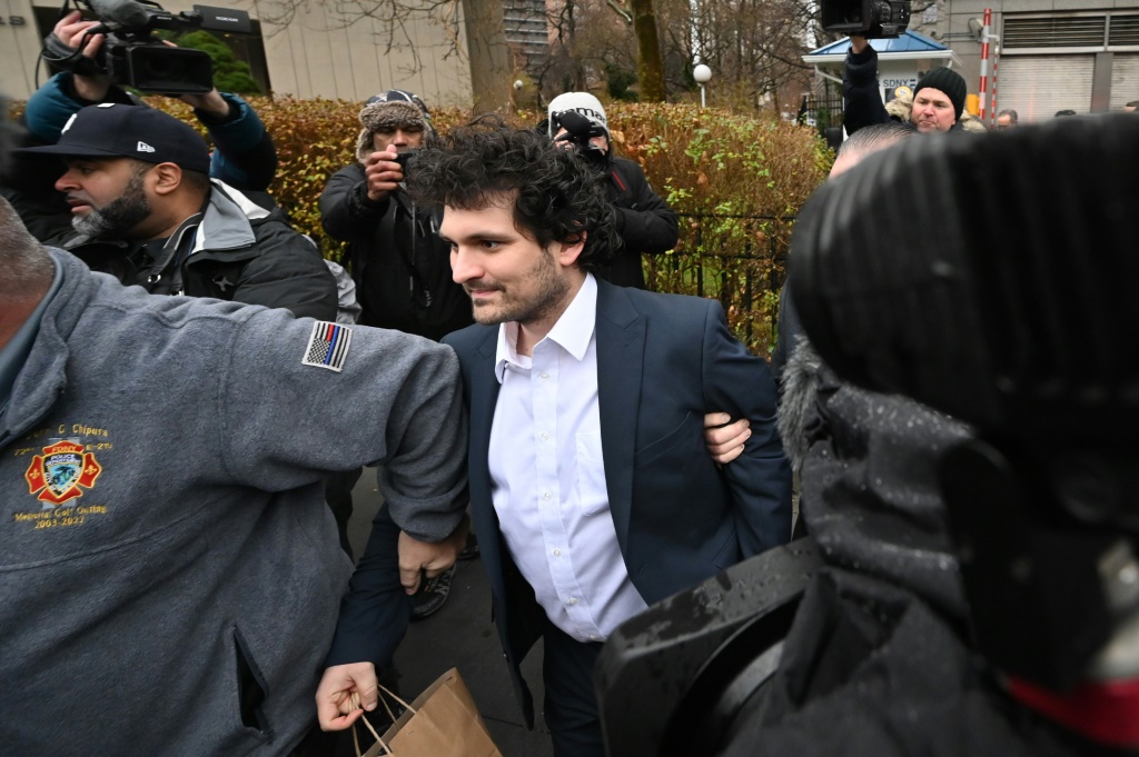 سام بانكمان-فريد يغادر محكمة مانهاتن الفدرالية في 22 كانون الأول/ديسمبر 2022 (ا ف ب)