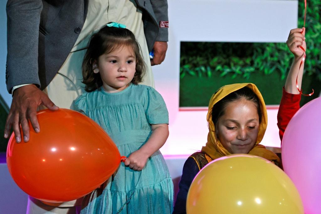 الطفلة الأفغانية مريم خلال لقاء عائلاتها لاول مرة في دار للأيتام في الدوحة في 27 آذار/مارس 2023 (ا ف ب)