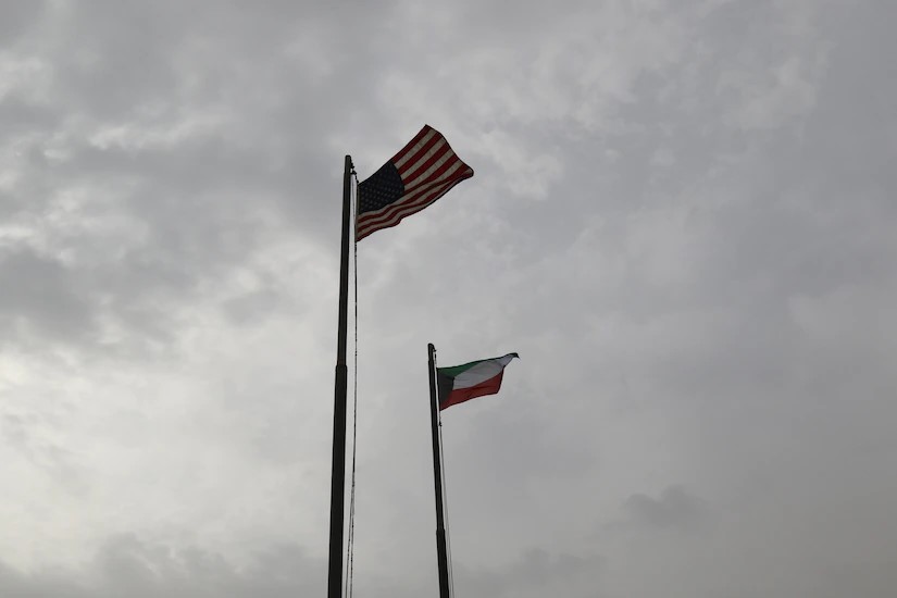 علم الكويت وعلم أمريكا (وزارة الدفاع الأمريكية)