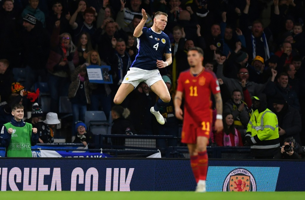 لاعب الوسط الاسكتلندي سكوت ماكتوميناي محتفلاً بافتتاح التسجيل لمنتخب بلاده أمام إسبانيا خلال التصفيات المؤهلة إلى كأس أوروبا على ملعب "هامبدن بارك" في غلاسكو 28 آذار/مارس 2023 (ا ف ب)