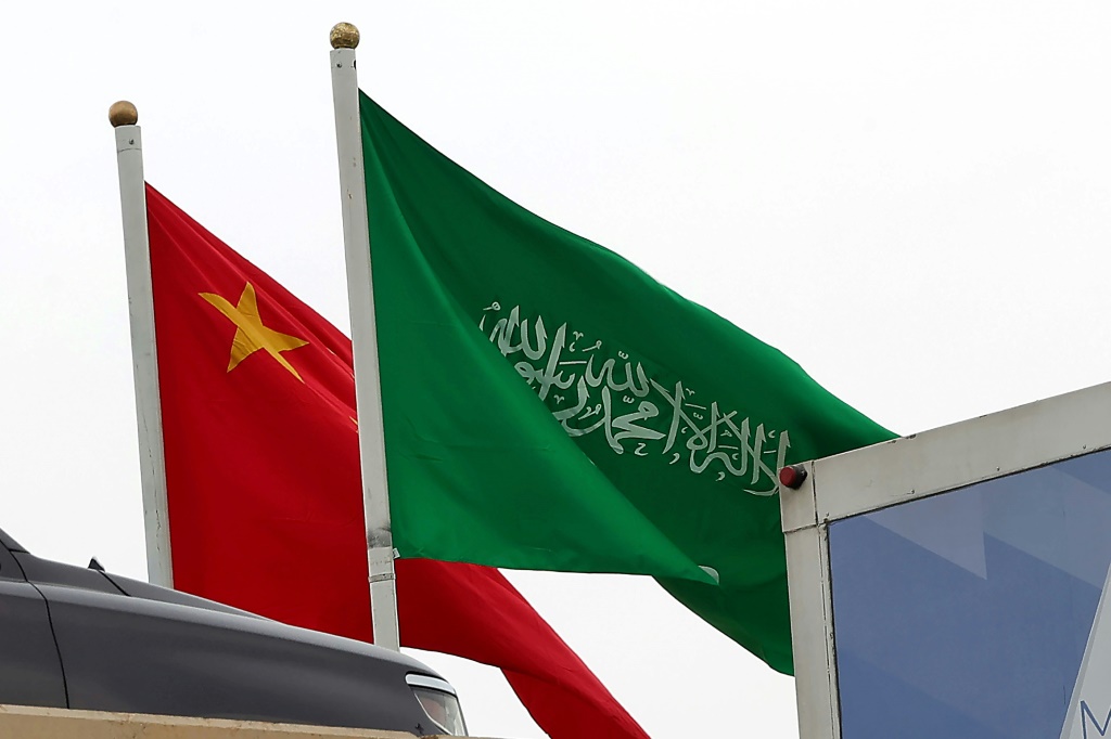 صورة ملتقطة في 7 كانون الأول/ديسمبر 2022 تظهر علمي السعودية والصين في أحد شوارع الرياض قبل زيارة الرئيس الصيني شي جينبينغ إلى العاصمة السعودية (ا ف ب)