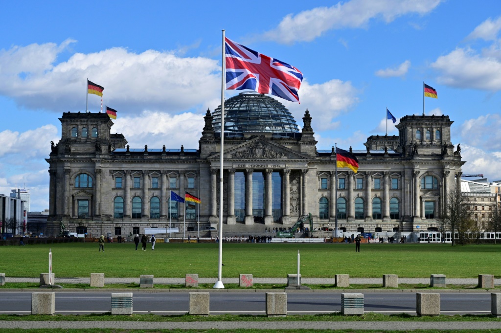 العلم البريطاني مرفرفا فوق مقر البرلمان في برلين في 28 آذار/مارس 2023 (ا ف ب)