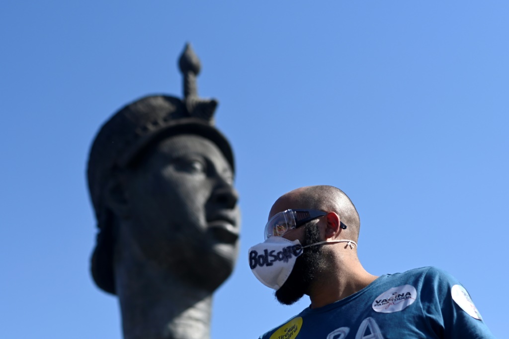 تظاهرة ضد طريقة إدارة الرئيس البرازيلي جايير بولسونارو لوباء كوفيد-19 في ريو دي جانيرو بتاريخ 29 أيار/مايو 2021 (ا ف ب)
